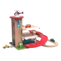 2Kids Toys - Garaj din lemn cu traseu pentru trenuleț