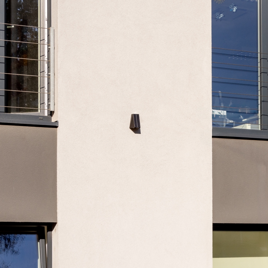 Aplică LED solară cu senzor LED/2W/5V IP54 1300 mAh