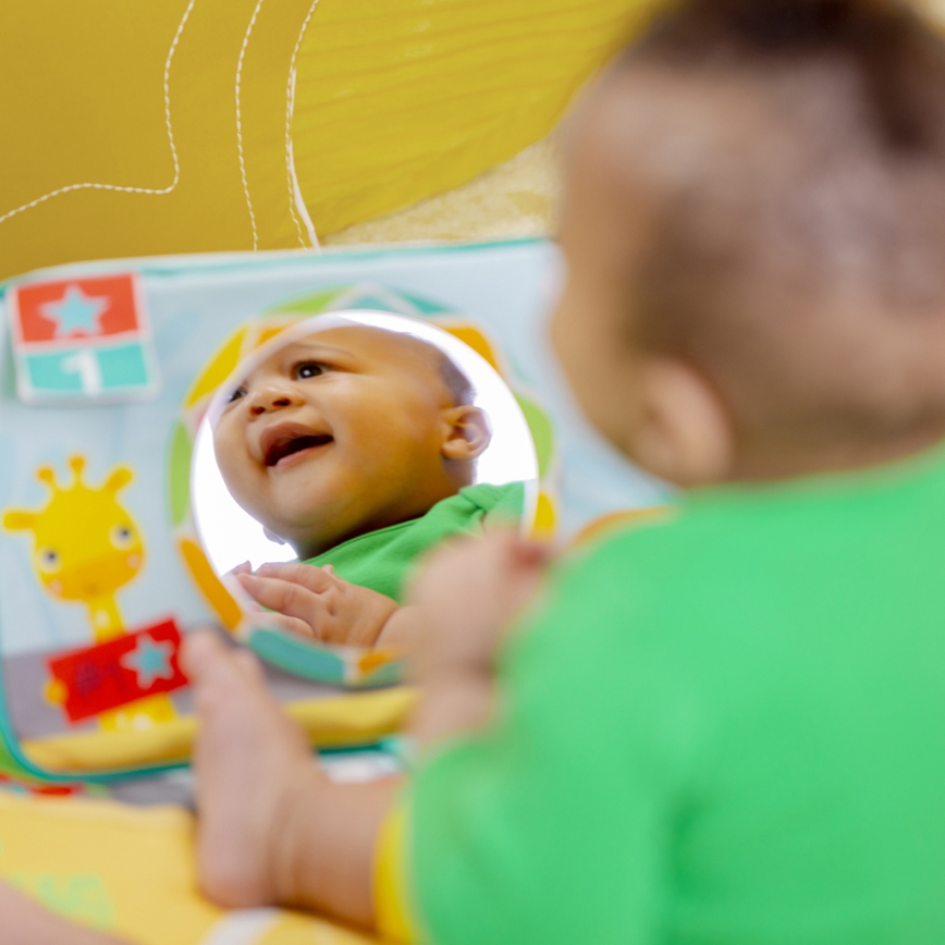 Bright Starts - Covoraș de joacă pentru bebeluși OBALL GRIP & KICK 3xAA