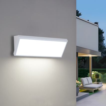 Brilagi - Aplica de perete LED pentru exterior cu senzor TRIANGLE LED/42W/230V 45 cm alb IP65