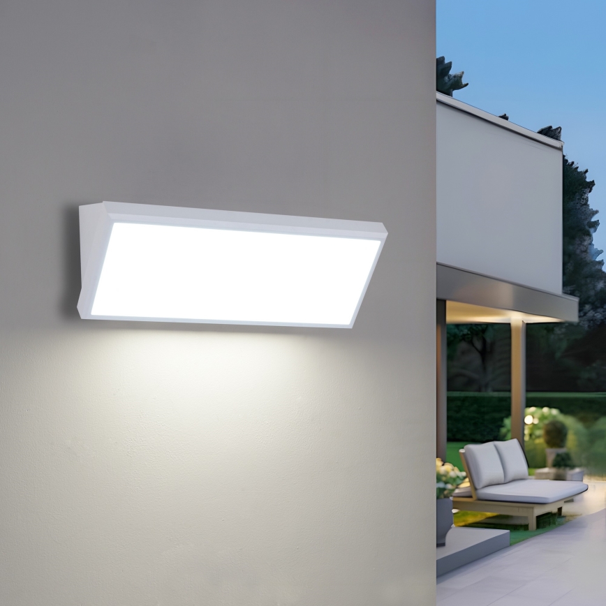 Brilagi - Aplica de perete LED pentru exterior cu senzor TRIANGLE LED/42W/230V 45 cm alb IP65