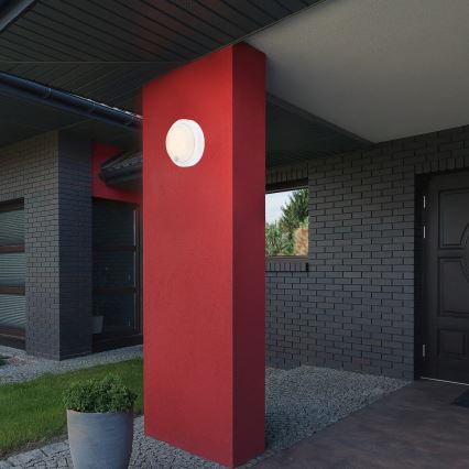 Brilo - Aplică de perete LED reîncărcabilă pentru exterior, cu senzor, LED/4W/5V, 4400 mAh, IP44, albă