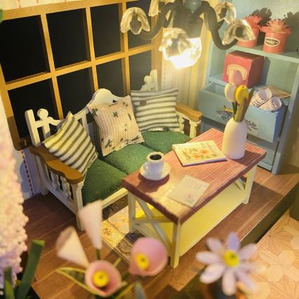 Casă miniaturală 2Kids Toys Casa cu flori a lui Darcy 2xAAA