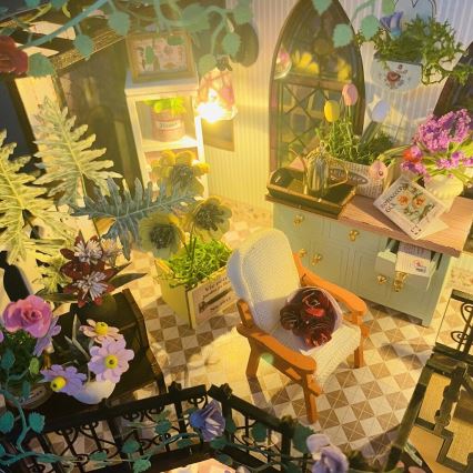 Casă miniaturală 2Kids Toys Casa cu flori a lui Darcy 2xAAA