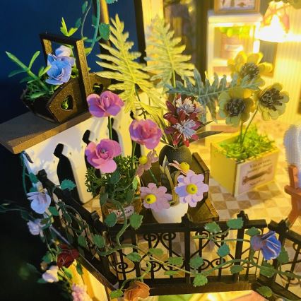 Casă miniaturală 2Kids Toys Casa cu flori a lui Darcy 2xAAA