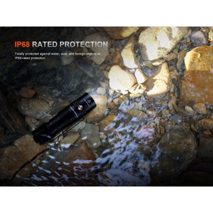 Fenix PD26RACE - Lanternă LED reîncărcabilă cu reglaj al intensității, USB, 1600 mAh, IP68, 1300 lm, 556 h, negru