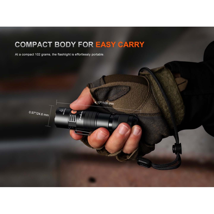 Fenix PD26RACE - Lanternă LED reîncărcabilă cu reglaj al intensității, USB, 1600 mAh, IP68, 1300 lm, 556 h, negru