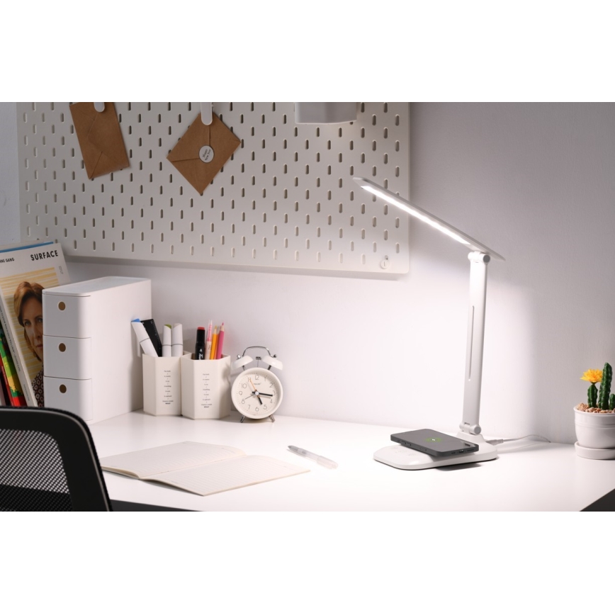 Lampă de birou LED reglabilă cu încărcare wireless Qi și USB LUMI LED/7W/230V, albă