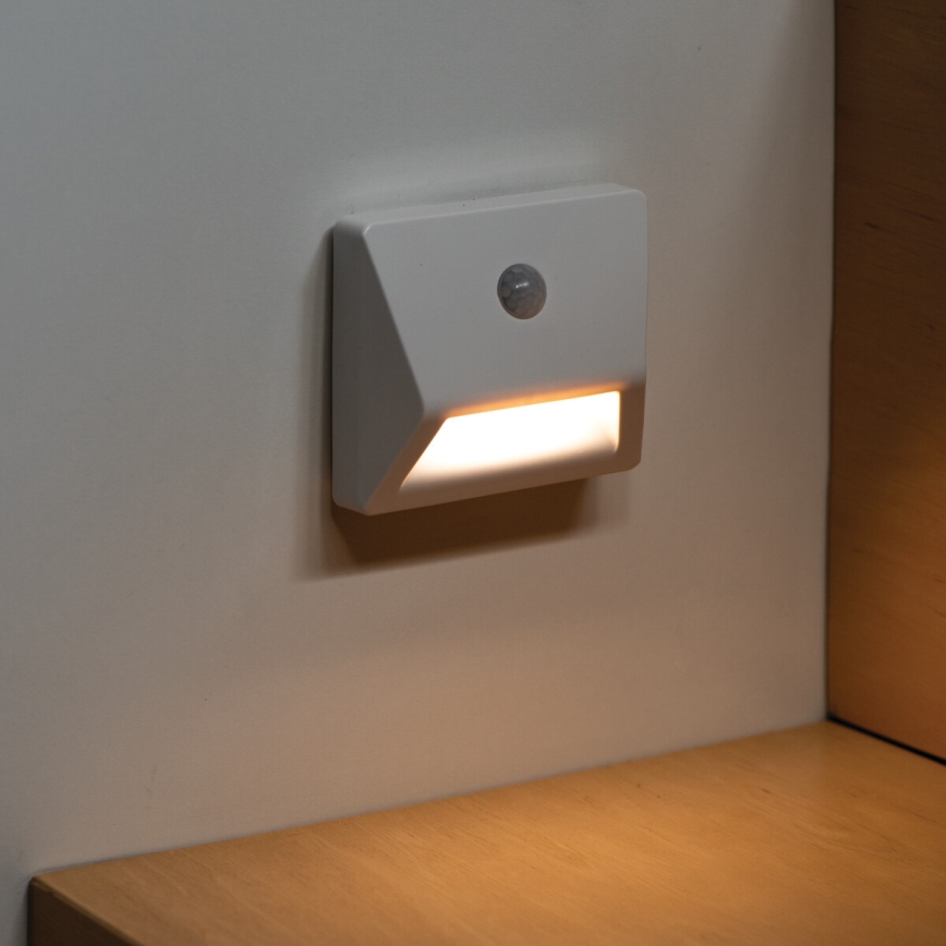 Corp de iluminat LED încastrat cu senzor de mișcare și senzor de crepuscul IRS LED/0,3W/3xAAA IP54 alb
