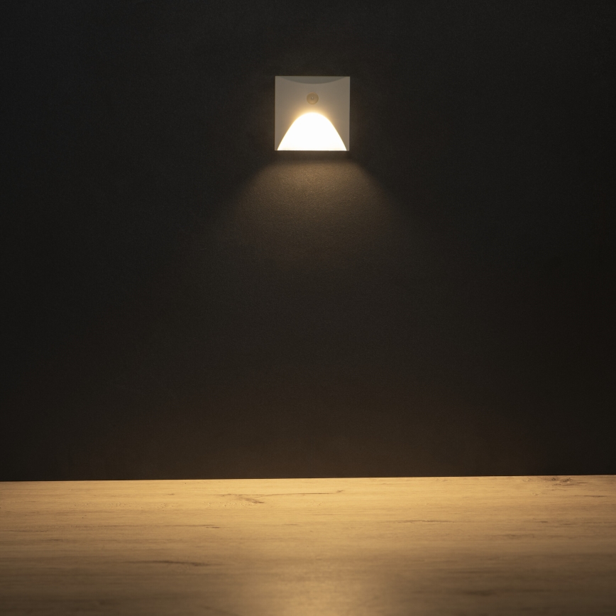 Aplică LED EXIN pentru scară, pătrată, cu senzor de mișcare și senzor crepuscular, LED/2,5W/230V 3000K IP65, albă