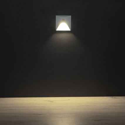 Aplica LED EXIN pentru scări, 2,5W/230V, 4000K, IP65, alb, pătrat, cu senzor de mișcare și senzor crepuscular