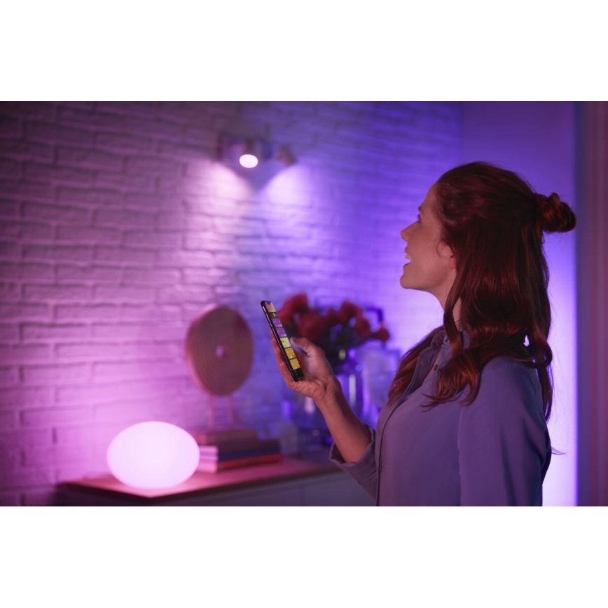 Kit de start Philips Hue WHITE AND COLOR AMBIANCE — 3 becuri GU10, 4,2 W fiecare, 2000–6500 K + dispozitiv de conectare