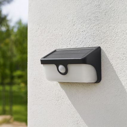 Lampă solară de perete LED cu senzor LINK LED/5W/3,7V IP65 negru