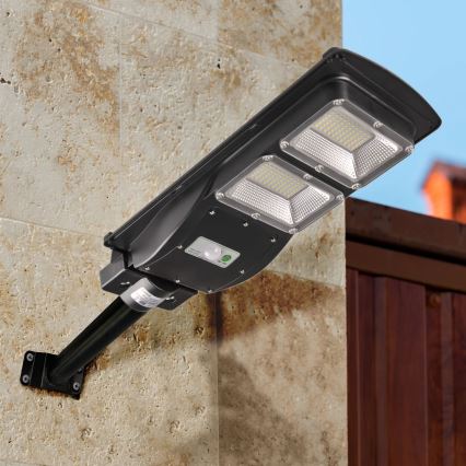 Lampă stradală solară LED cu senzor STREET 2xLED/6W/3,2V 12000 mAh IP65 + telecomandă