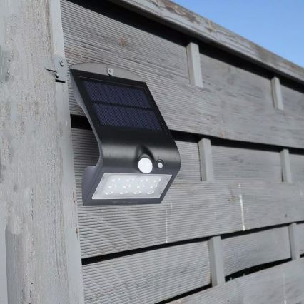 LED Aplică perete solară cu senzor LED/1.5W/3,7V IP65 negru
