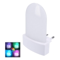 Lumină de orientare LED RGB cu senzor de amurg pentru priză LED/0,5W/230V