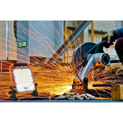 Proiector LED reîncărcabil cu stativ LED/50W/3,2V 4500K 5000 mAh IP65 portocaliu