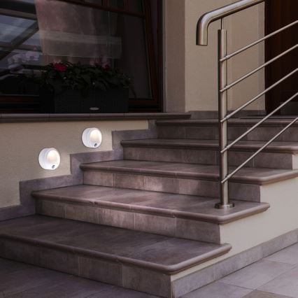 LED Aplică perete exterior cu senzor LED/1,5W/3xAA IP44 alb