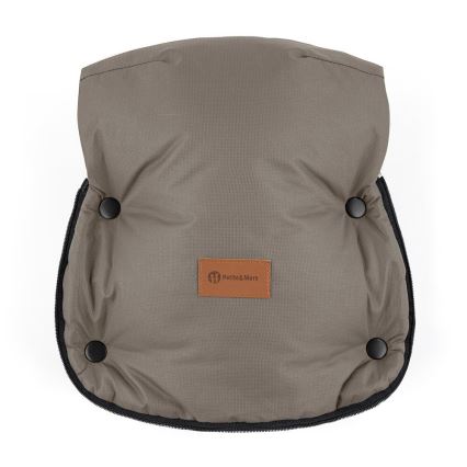 SET sac pentru cărucior 4 în 1 PETITE&MARS ARCTIC + mănuși pentru cărucior FURRY Mocha Mousse