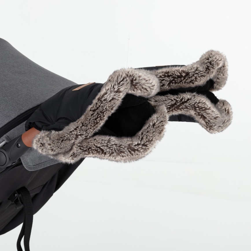 SET sac pentru cărucior 4 în 1 PETITE&MARS COMFY + mănuși pentru cărucior FURRY Forever Black