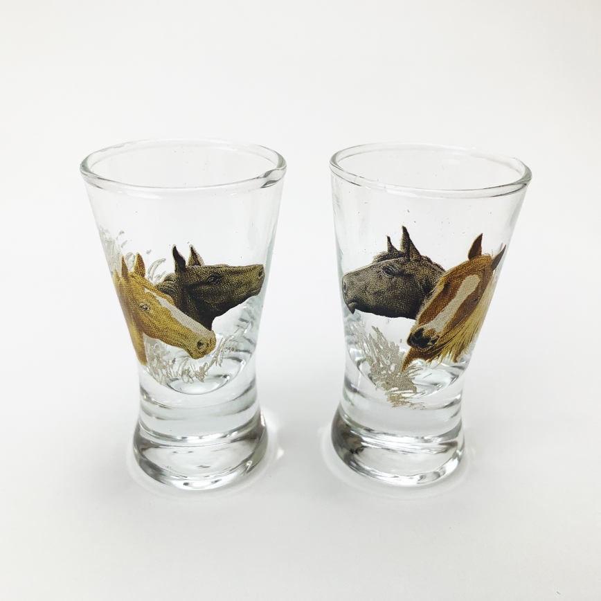 Set transparent 1x sticlă în formă de butoi și 2x pahar pentru tării, motiv de cal