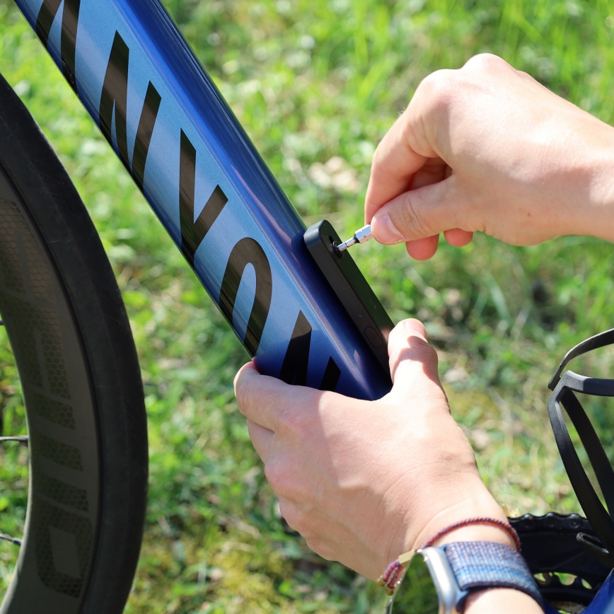 Localizator pentru bicicletă compatibil cu Apple Find My