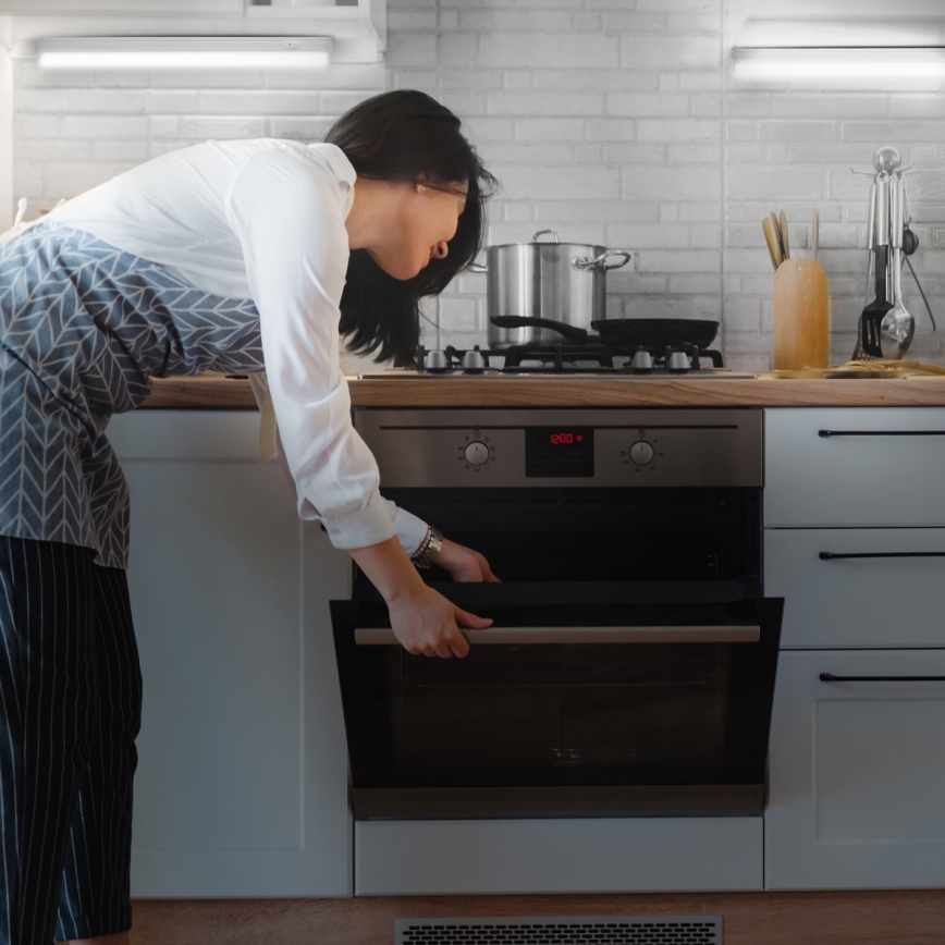 Lampă LED pentru montaj sub dulap LED/4W/230V 4100K 28 cm