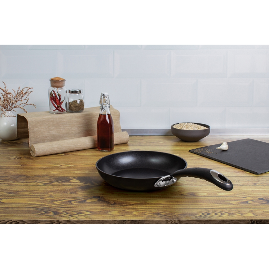 Tigaie cu suprafață din titan 24 cm neagră BerlingerHaus