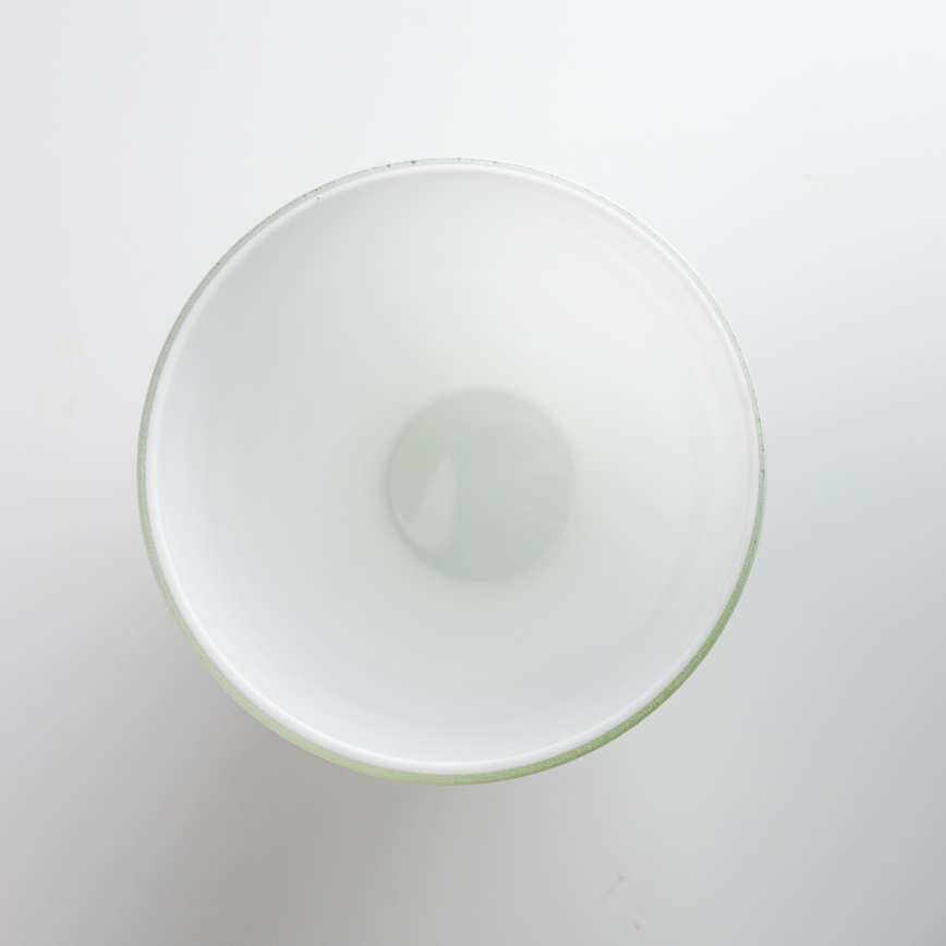 Vază albă din sticlă