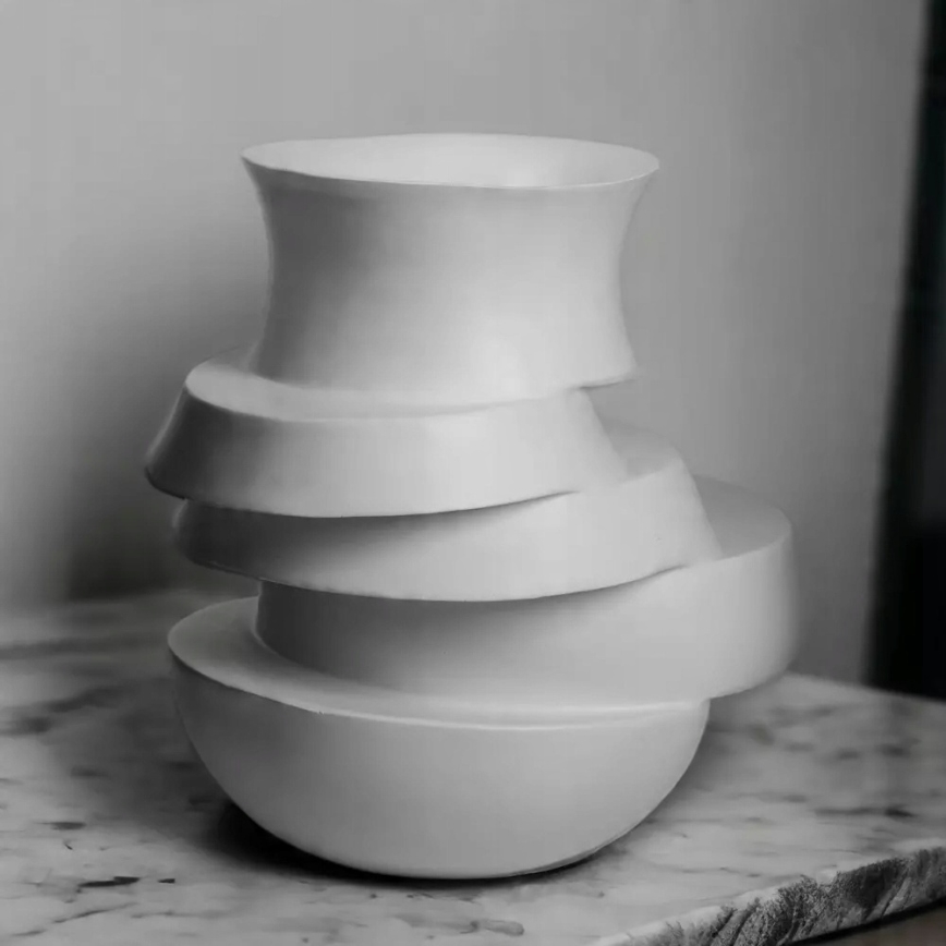 Vază din rășină, albă, 38x33x36 cm